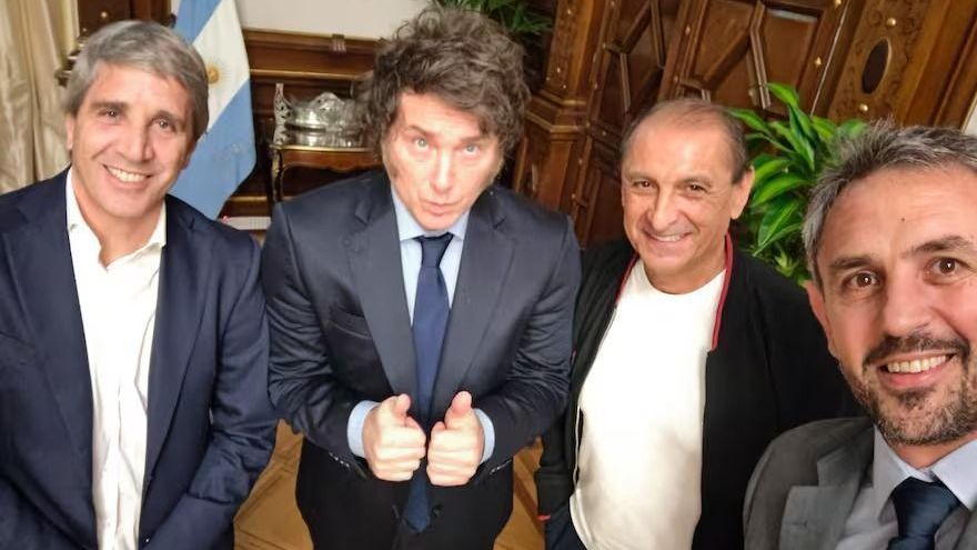 Ramón Díaz ao lado de Javier Milei, presidente da Argentina