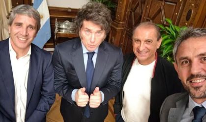 Ramón Díaz ao lado de Javier Milei, presidente da Argentina