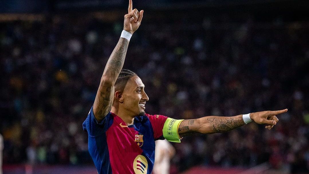 Raphinha comemora um de seus três gols sobre o Bayern de Munique