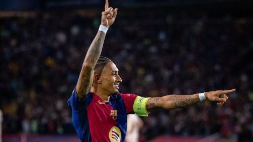 Raphinha comemora um de seus três gols sobre o Bayern de Munique