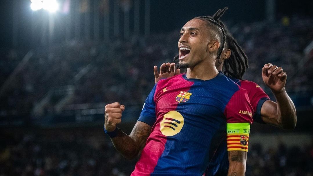 Raphinha comemora gol na goleada do Barcelona sobre o Young Boys na Champions League