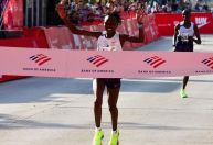 Queniana pulveriza recorde mundial da maratona com folga em Chicago