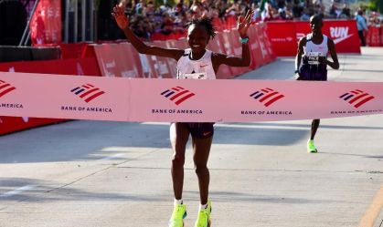 Queniana pulveriza recorde mundial da maratona com folga em Chicago