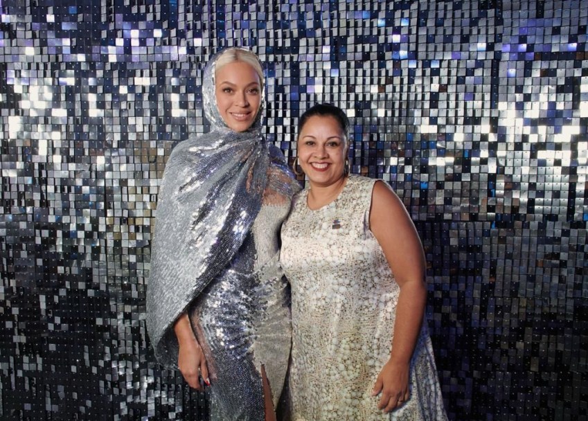 Beyoncé com a reitora da Uneb, Abriana Marmori • Divulgação/Uneb