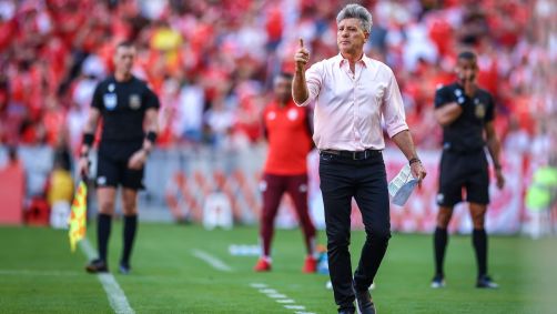 Renato Gaúcho orienta sua equipe no GreNal