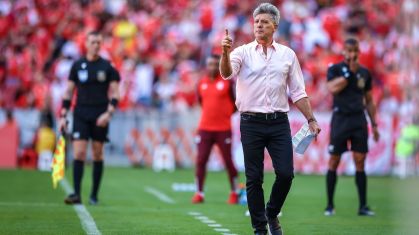 Renato Gaúcho orienta sua equipe no GreNal