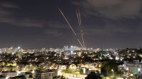 Defesa israelense nos Emirados intercepta míssil do Irã, diz fonte