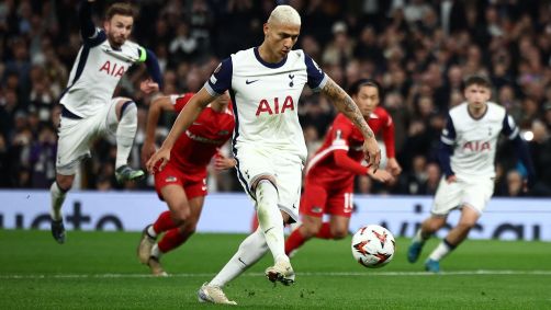 Richarlison cobra pênalti para marcar o gol da vitória do Tottenham sobre o AZ, na Europa League
