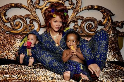 Rihanna combina pijamas natalinos com os filhos