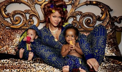 Rihanna combina pijamas natalinos com os filhos