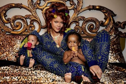 Rihanna combina pijamas natalinos com os filhos