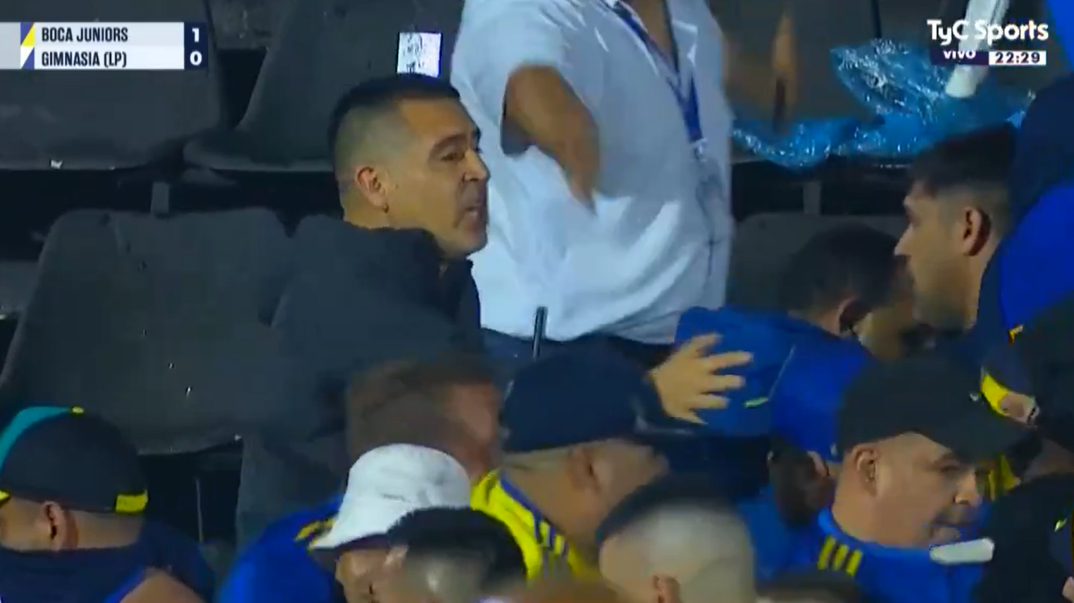 Riquelme tenta conter torcedores do Boca Juniors em confusão na arquibancada