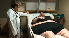 Ele fez uma primeira cirurgia, de linfedema -- procedimento para combater acúmulo de fluidos --, quando foram retirados 18 quilos de seu corpo