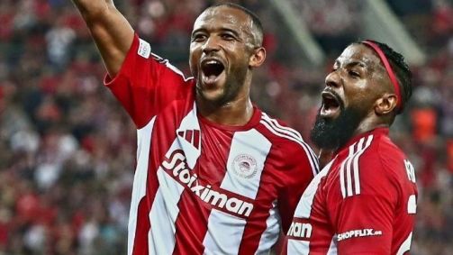 Ayoub El Kaabi e Rodinei celebrma um dos gols do Olympiacos sobre o Braga