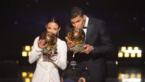 Aitana Bonmatí e Rodri com seus respectivos troféus de Bola de Ouro 2024