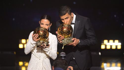 Aitana Bonmatí e Rodri com seus respectivos troféus de Bola de Ouro 2024