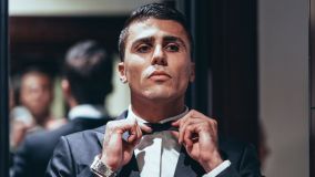 Rodri ajeita a gravata na Bola de Ouro 2024