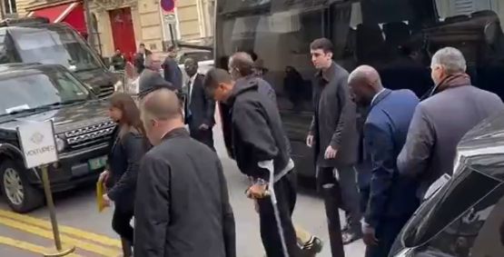 Rodri chegou ao Théâtre du Châtelet, em Paris, de muletas