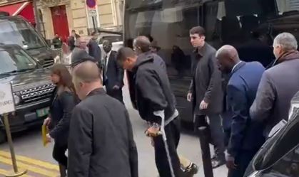 Favorito? Rodri chega à cerimônia da Bola de Ouro de muletas