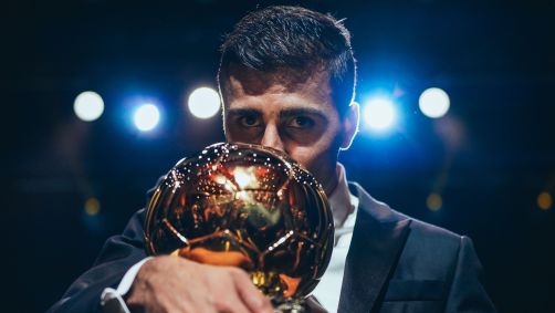 Rodri celebra a Bola de Ouro 2024