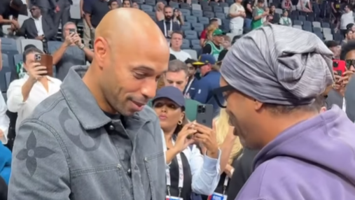 Thierry Henry (esq.) Ronaldinho Gaúcho em jogo da pré-temporada da NBA