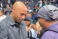 Ronaldinho Gaúcho vai a jogo da pré-temporada da NBA e reencontra Thierry Henry