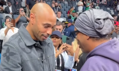 Ronaldinho Gaúcho vai a jogo da pré-temporada da NBA e reencontra Thierry Henry