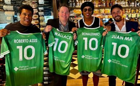 Ronaldinho e seu irmão Assis se tornaram acionistas do Greenville Triumph