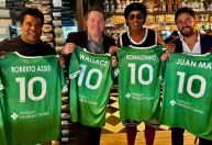 Ronaldinho toca o sino da Bolsa de Valores após virar acionista de time dos EUA