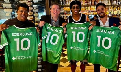 Ronaldinho e seu irmão Assis se tornaram acionistas do Greenville Triumph