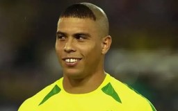 Ronaldo com &quot;topete&quot; inusitado