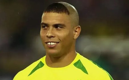 Ronaldo com &quot;topete&quot; inusitado