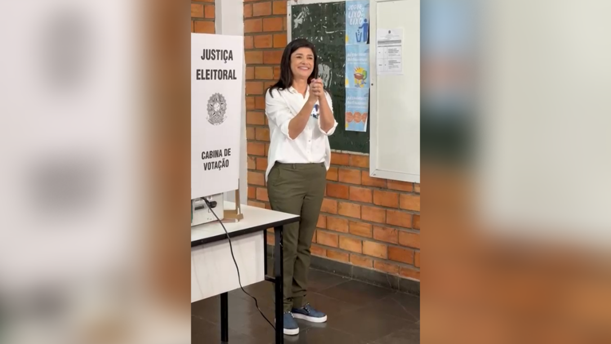 Candidata à Prefeitura de Campo Grande, Rose Modesto (União), vota neste domingo (27). • Reprodução