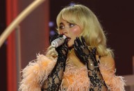 Sabrina Carpenter elege fantasias diferentes para show pré-Halloween; veja