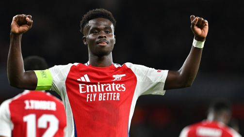 Saka comemora o gol que marcou sobre o PSG pela Champions League