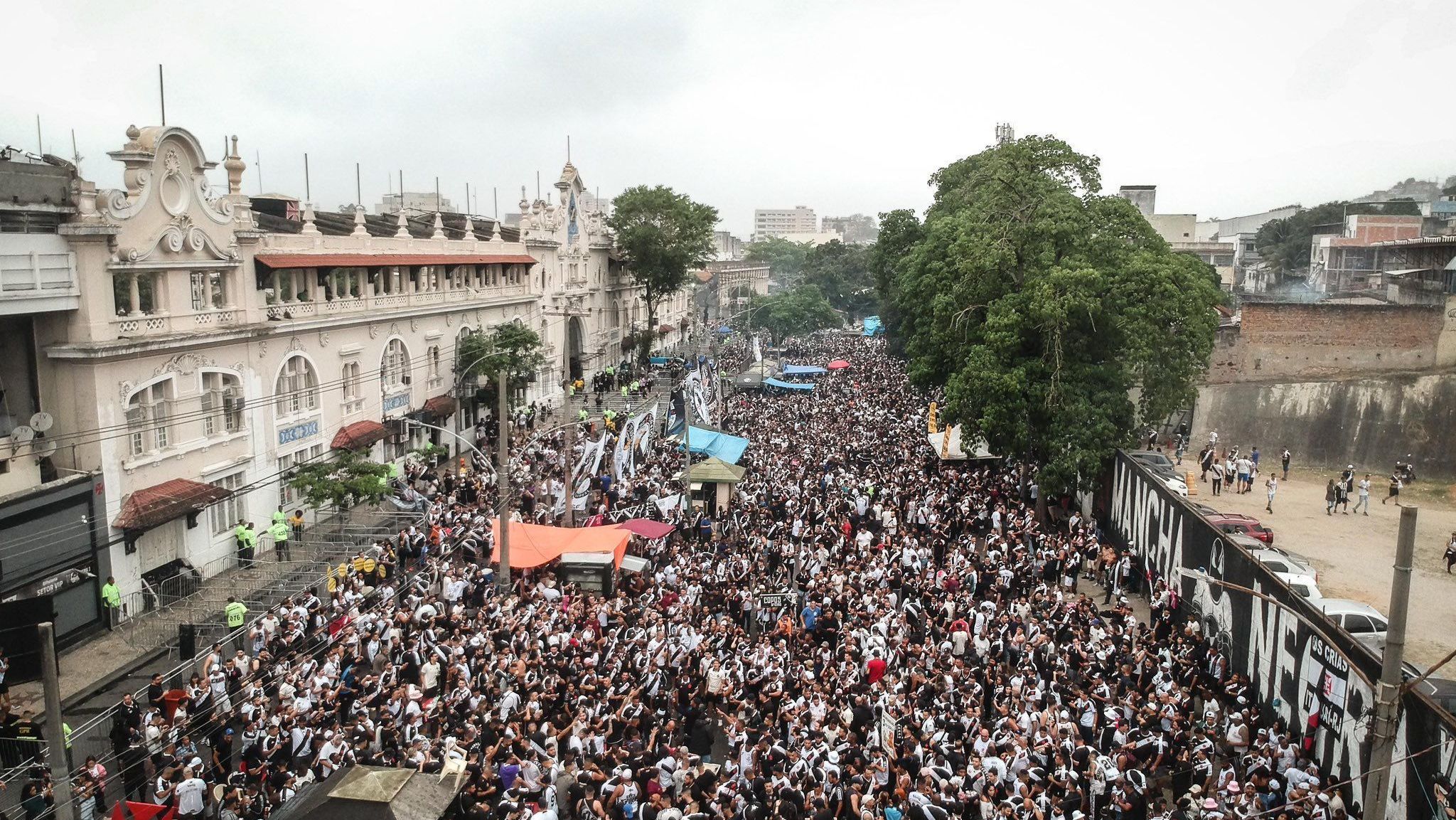 Torcida faz a festa na porta de São Januário antes de Vasco x Atlético-MG