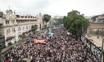 Torcida faz a festa na porta de São Januário antes de Vasco x Atlético-MG