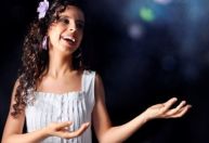 Voz de cantora do Rio de Janeiro vai guiar eleitores com deficiência visual durante a votação pelo Brasil