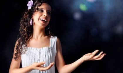 Voz de cantora do Rio de Janeiro vai guiar eleitores com deficiência visual durante a votação pelo Brasil