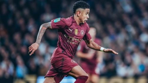 Savinho em ação no duelo entre Manchester City e Tottenham