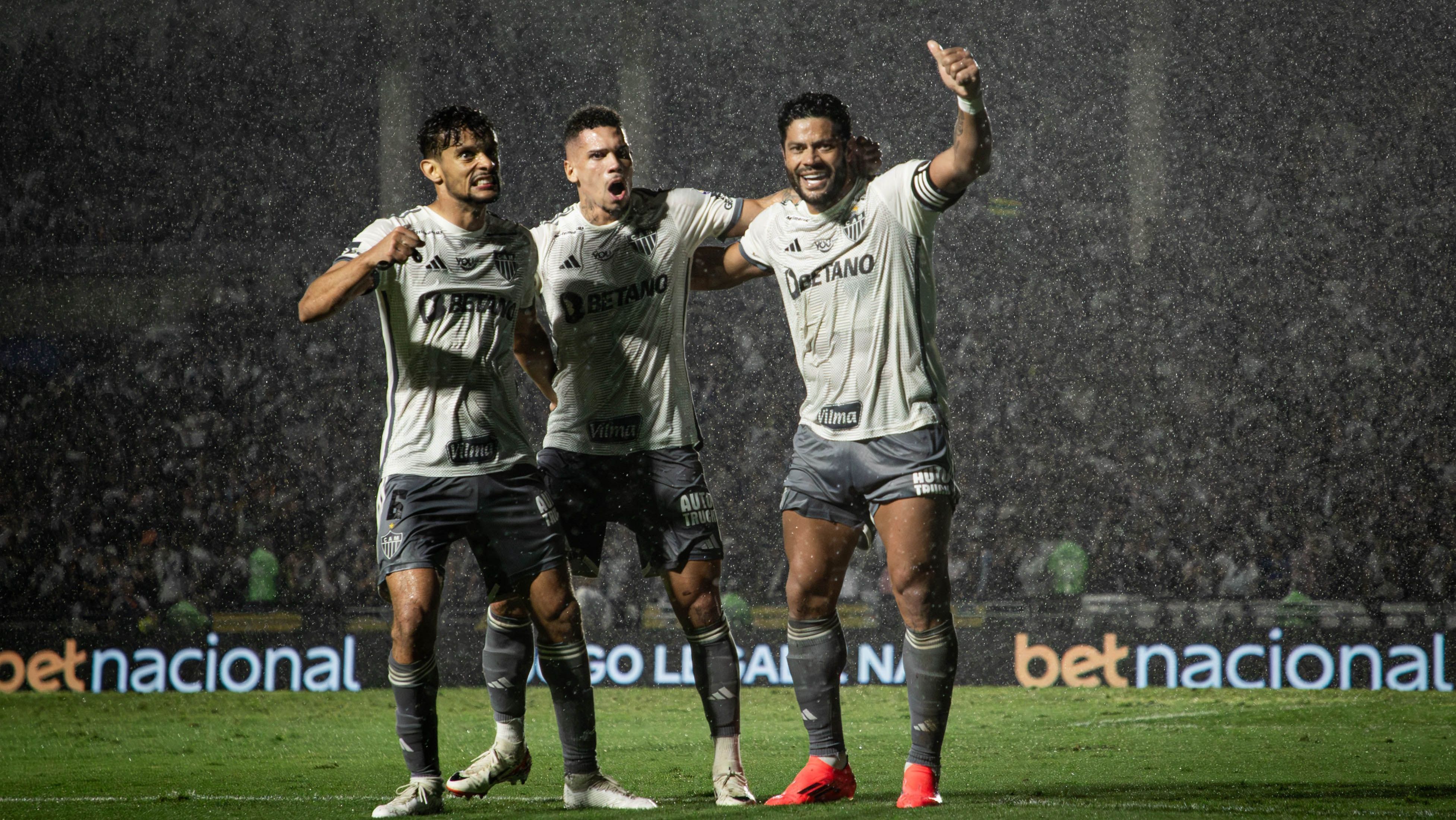 Scarpa, Paulinho e Hulk comemoram gol na semifinal da Copa do Brasil contra o Vasco