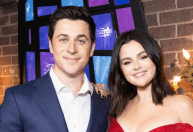 Elenco de "Os Feiticeiros de Waverly Place" se reúne em estreia de spin-off