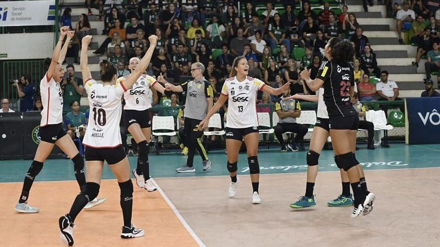 Equipe do SESC Flamengo comemora ponto na vitória sobre o Brasília Vôlei