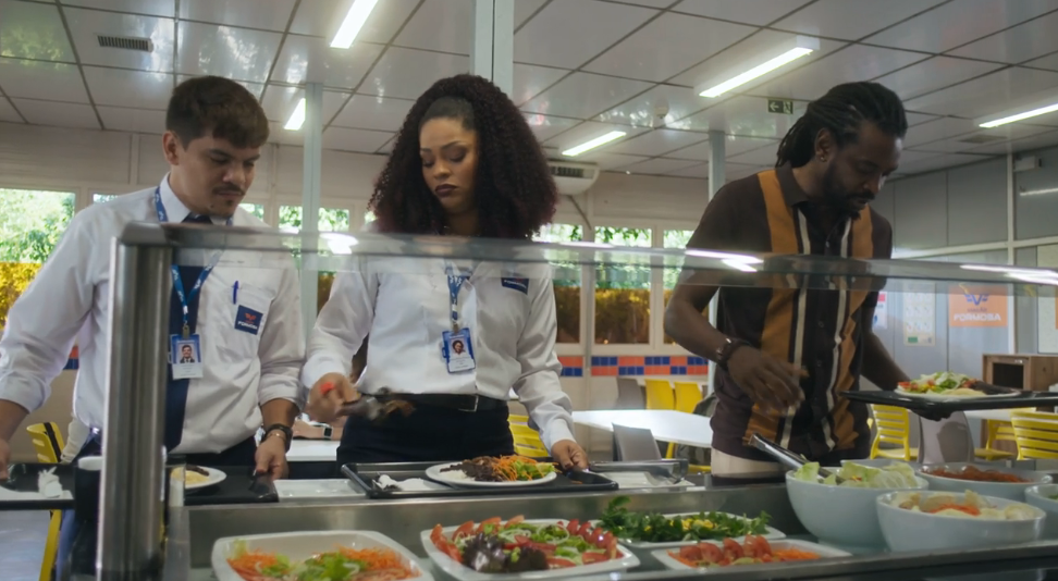Sidney (Adanilo) investirá em Cida (Juliana Alves) em "Volta Por Cima". • Reprodução/Globoplay
