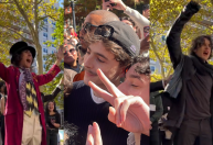 Timothée Chalamet faz aparição em concurso de seus sósias em NY; veja momentos