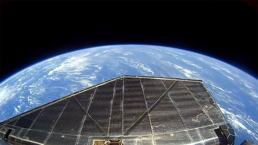 A espaçonave Starship da SpaceX voa acima da Terra neste domingo (13) • SpaceX/Divulgação