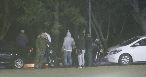 Felipe Santos (roupa camuflada) é visto próximo ao local do confronto • Reprodução