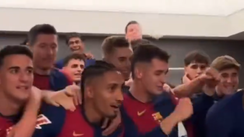 Szczesny fumou um cigarro no vestiário durante comemoração de atletas do Barça