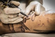 "Lembraça": mulher receberá indenização por causa de tatuagem com erro de grafia