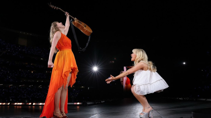Taylor Swift e Sabrina Carpenter cantando "Espresso" na "The Eras Tour" • Instagram/ Taylor Nation